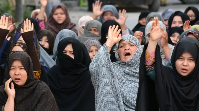 هزاره ټولنه له لسیزو راهیسې د تاوتریخوالي او ظلم ښکار پاتې شوې، چې اوس یې بڼه سیاسي او اداري فشار ته اوښتې ده، او دا مهال د خپلې پېژندنې، بقا او ټولنیز او سیاسي رول له جدي بحران سره مخ ده