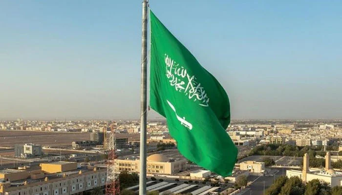 د سعودي دفاع وزارت په وینا، له عراقه داخل شوي درې ډرونونه په هوا کې له منځه وړل شوي دي. سعودي عرب د متحده عربي اماراتو پر اټومي بټۍ د برید غندنه کړې