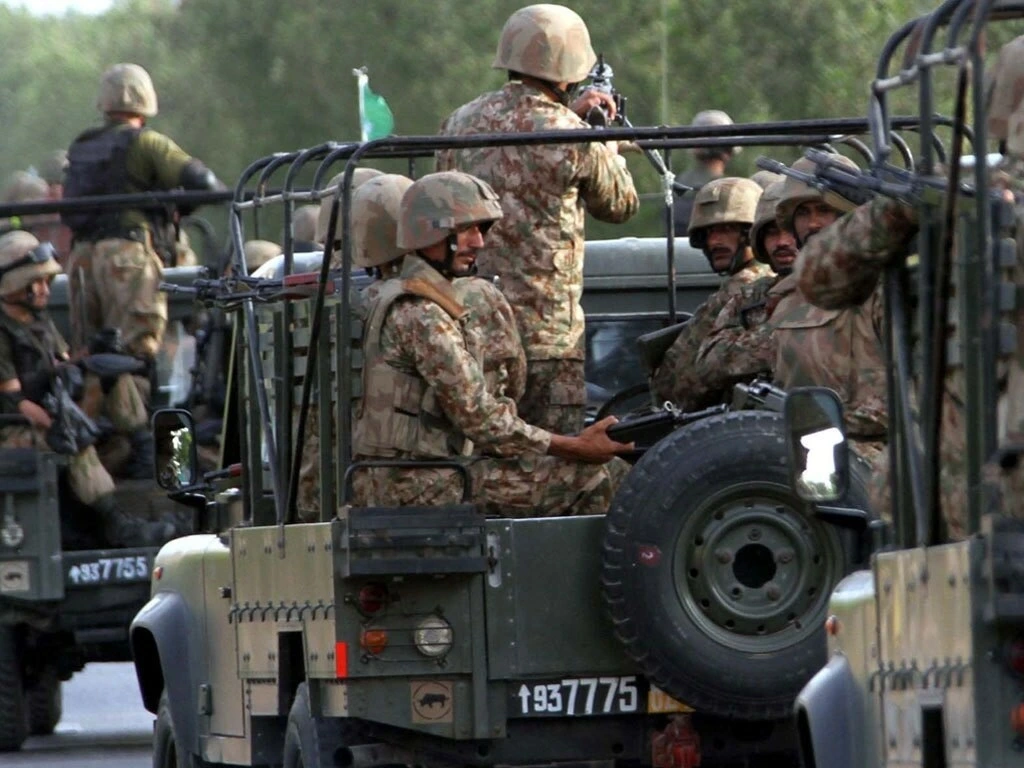 امنیتي ځواکونو په قلات، خضدار، اورناچ او چاپر کې لوی عملیات کړي، د بی ایل اې او “فتنه هندوستان” ۷ ترهګر یې وژلي او د هغوی پټنځایونه یې له منځه وړي دي