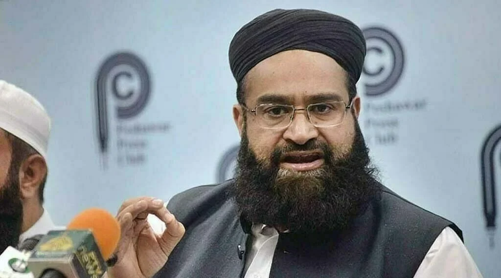 ویل کېږي چې حافظ طاهر محمود اشرفي هغه مهال د برید او ځورونې له هڅې سره مخ شو کله چې هغه له خپلې کورنۍ سره موجود و، چې دا د اخلاقي ارزښتونو ښکاره سرغړونه بلل کېږي