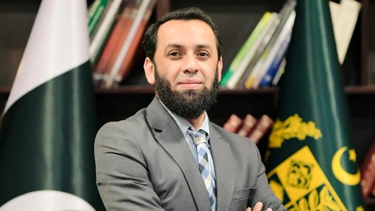 د پاکستان پر ضد له پوله بهر څخه روانه د ناسمو معلوماتو (ډس‌انفارمېشن) مہم بربنډه شوه، چې په دې اړه وفاقي وزیر عطا تارړ سخت غبرګون ښودلی دی. په همدې حال کې د هندي اینکر ارنب ګوسوامي پر غیر مسلکي چلند د ټولنیزو رسنیو کاروونکو له لوري سخت احتجاجونه هم راپورته شوي دي