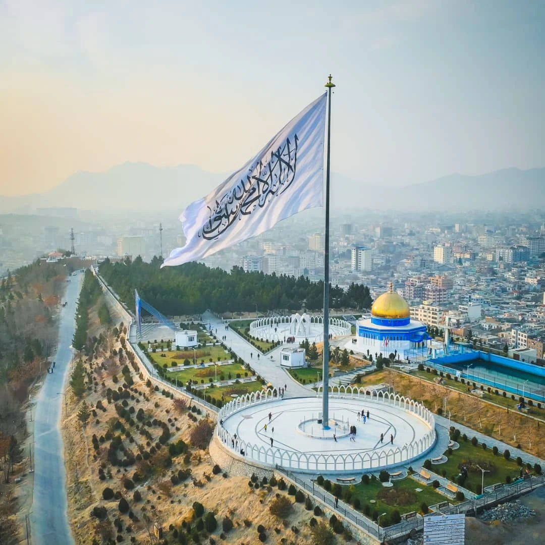 د طالبانو حکومت د دولتي ادارو له نومونو څخه د “قومي” کلمه لرې کړې او پر ځای یې د “عمومي” اصطلاح کارول پیل کړي، چې شنونکي یې د افغان ملي پېژندګلوۍ څخه انحراف بولي