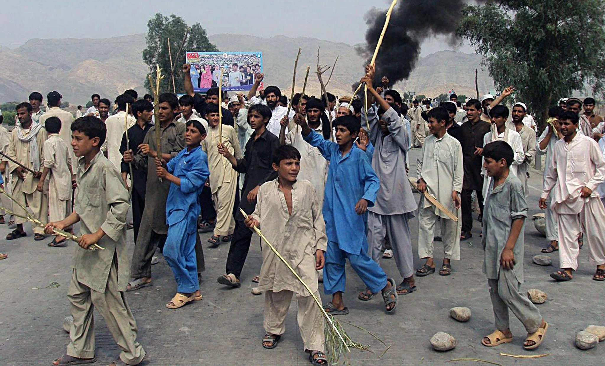 د راپورونو له مخې، پر سیمه‌ییز تاجک ټولنه سخت فشارونه، د مهمو مشرانو نیونې او د سیمو بندیزونه لګېدلي دي. همدارنګه په بدخشان کې د بشري حقونو وضعیت اندېښمن کوونکی بلل کېږي او د مخابراتي نظام فعالیت هم درول شوی دی