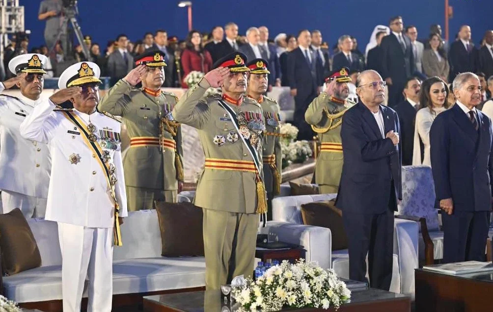 په پاکستان مونومنټ کې د «بنیان مرصوص» او «معرکه حق» تر عنوان لاندې یو شاندار لېزر شو ترسره شو، چې پکې د تحریکِ پاکستان، د ۱۹۶۵م جګړې، اټومي ځواک او د ترهګرۍ پر ضد د ملت عزم په ښکلي انداز کې څرګند کړل شول