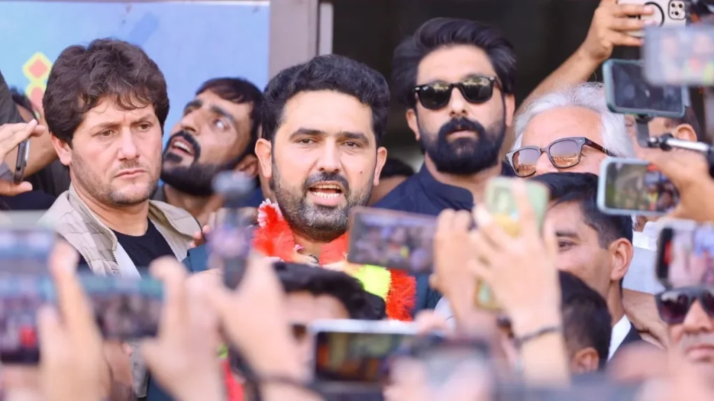 د خیبر پښتونخوا وزیر اعلیٰ د دې پېښې په اړه د عملي ګامونو یا لوړې کچې غونډې پر ځای یوازې تورونه لګولي، چې له امله یې د حکومت پر دریځ پوښتنې راپورته شوې دي